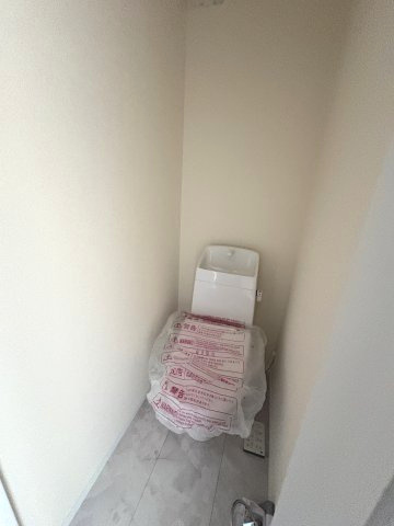 【トイレ】 | 福岡市東区若宮3丁目第23　2号棟（全2棟）【仲介手数料無料・0円】 | 現地写真。2階にもトイレです。