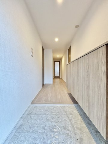 シティコーポ鴫野2号棟の玄関|収納もある玄関です