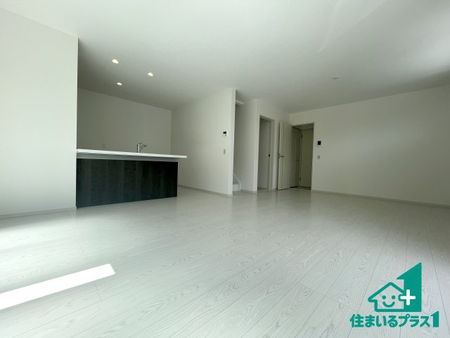 ★3(土)4(日)現地見学可能！宇治市羽拍子町　第3期　限定1邸の居間・リビング|シンプルなリビングは、観葉植物等のインテリアを楽しめますね！パパ好みにも、ママ好みにも家具次第で雰囲気を変えることができます！