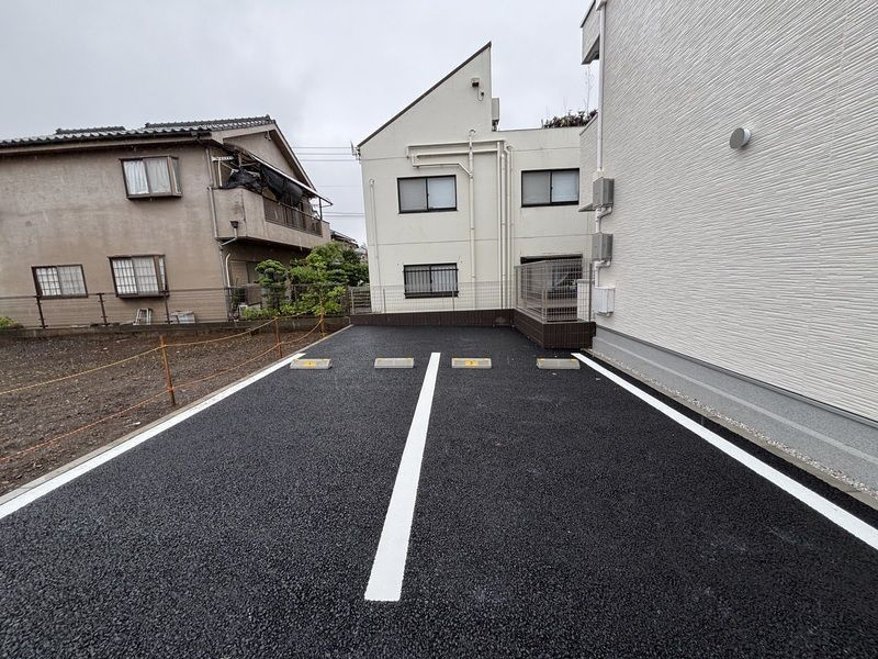 リブリ・メイプルの駐車場