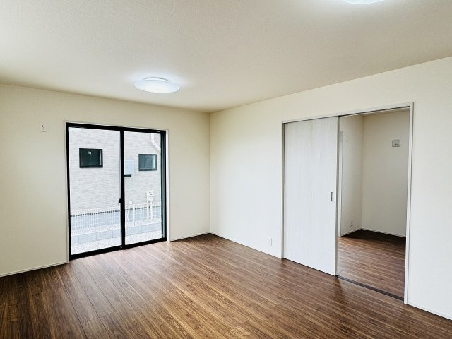 八王子市　上壱分方町　新築一戸建て　１８期の居間・リビング|～16.0帖の明るいLDKで家族団欒の時間をお過ごしいただけます～