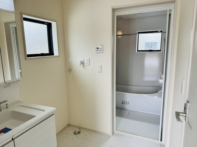 八王子市　上壱分方町　新築一戸建て　１８期の脱衣所|～窓付きで明るい洗面所　換気もしやすいです～