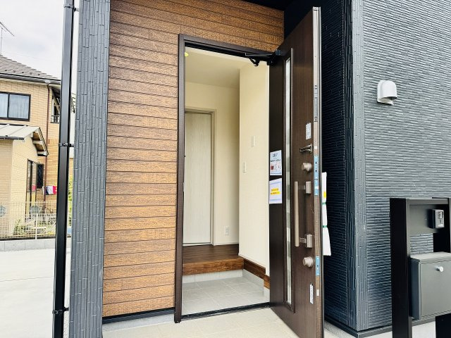 八王子市　上壱分方町　新築一戸建て　１８期の玄関|～玄関は安心のWロックキーを採用～