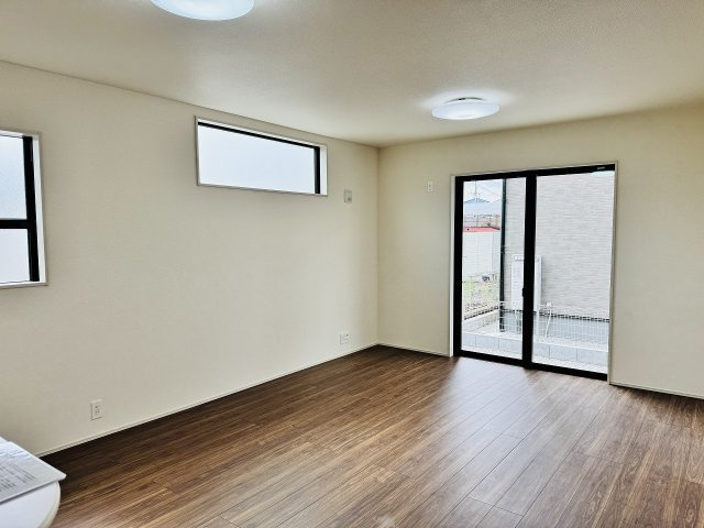 八王子市　上壱分方町　新築一戸建て　１８期の居間・リビング|～16.0帖の明るいLDKで家族団欒の時間をお過ごしいただけます～