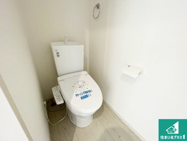 宇治市羽拍子町　第3期　新築一戸建ての外観|1・2階の2ヶ所にあるので、朝の忙しい時間の順番待ちもなく、深夜の利用にも大変便利です。