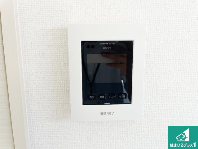 宇治市羽拍子町　第3期　新築一戸建ての防犯設備|カラーモニターインターホン！声だけでなく来訪者の姿や顔がモニターで確認できるので、小さなお子様がいらっしゃるご家庭でも安心できます！