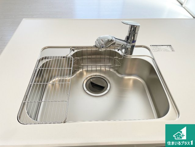 宇治市羽拍子町　第3期　新築一戸建てのその他|蛇口の先端に浄水器を内蔵しています！原水と浄水、お湯と冷水、シャワーの切替えがワンタッチなので用途によって使い分けられます。