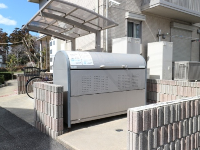プラシデスB棟のエントランス|敷地内専用ゴミ置場です