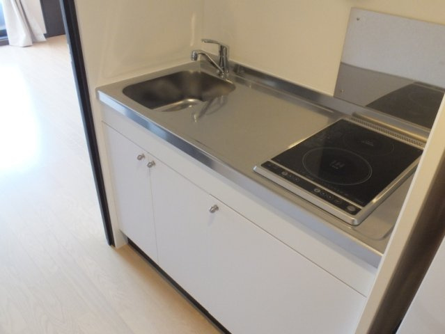 レオネクストフローラ上ノ台のキッチン|手前ＩＨ　奥電気コンロ　広々としたキッチンです。