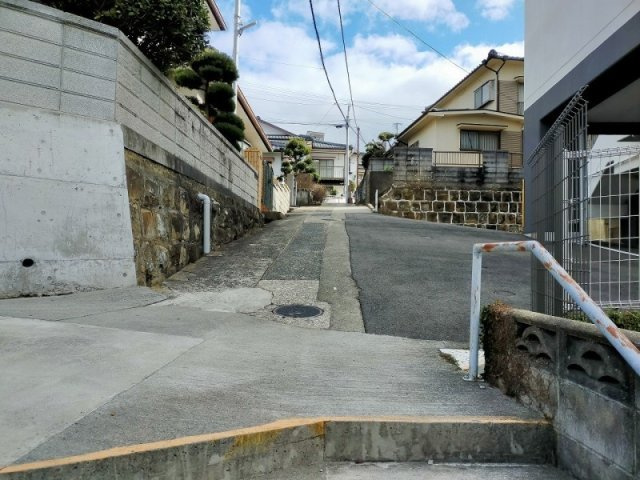 峰坂町土地の前面道路含む現地写真|前面道路西側