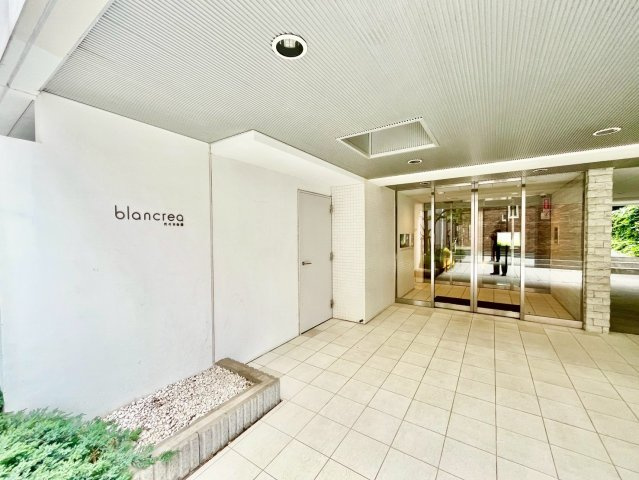 ブランクレア代々木公園のエントランス|2026.05.23撮影

現地ご見学希望・資料請求などお気軽にお問い合わせ下さい！
03-5990-5201
