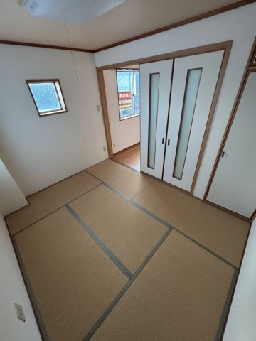 谷岡マンションの寝室|開放的な寝室です