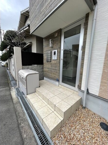 テラスハウス歌島のエントランス|毎日通るエントランスはこのようになっています
