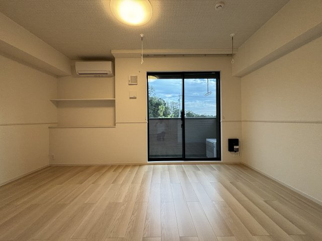 稲城市東長沼のアパートの居間・リビング