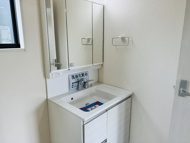 八王子市　上壱分方町　新築一戸建て　１８期の独立洗面台|～３面鏡付きの独立洗面台　細々している物をスッキリ収納出来ます～