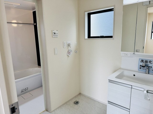 八王子市　上壱分方町　新築一戸建て　１８期の脱衣所|～窓付きで明るい洗面所　換気もしやすいです～