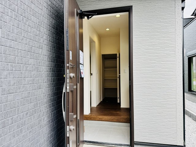 八王子市　上壱分方町　新築一戸建て　１８期の玄関|～玄関は安心のWロックキーを採用～