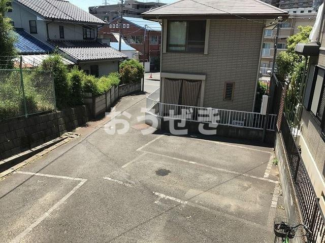 名瀬邸の駐車場