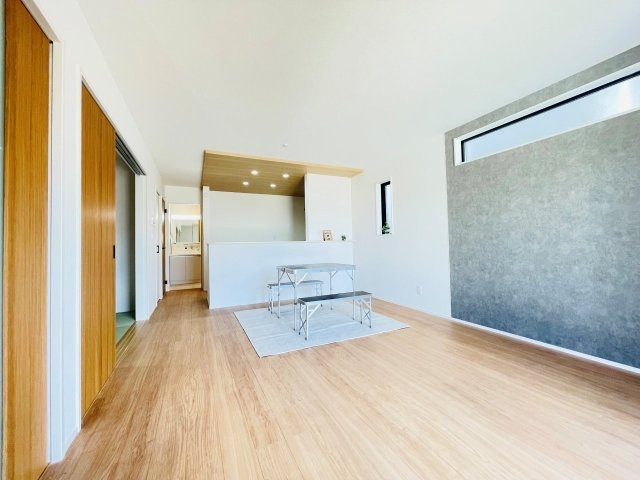 豊田市堤町　新築分譲住宅　全3棟　1号棟の居間・リビング|どこにいても家族の顔が見える、明るく開放的なLDK。