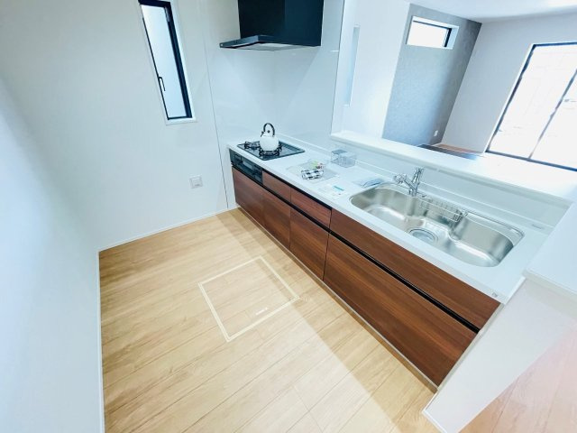 豊田市堤町　新築分譲住宅　全3棟　1号棟のキッチン|広いシステムキッチンでお子様と一緒にお料理もできます。