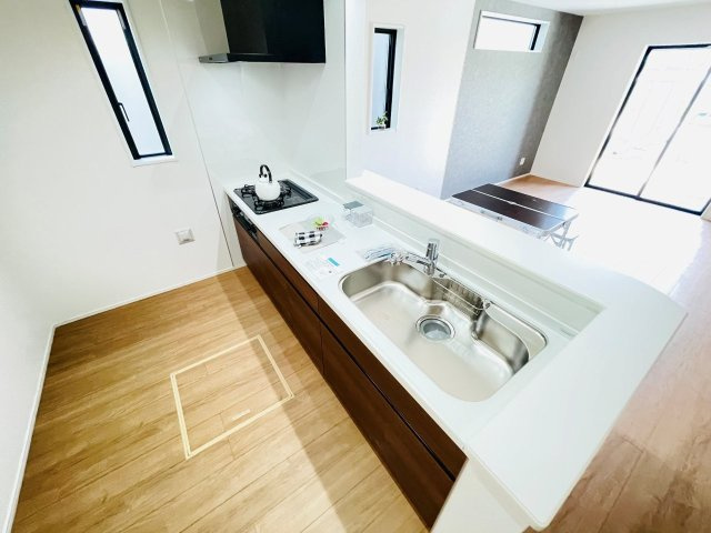 豊田市堤町　新築分譲住宅　全3棟　1号棟のキッチン|浄水器一体型水栓です。