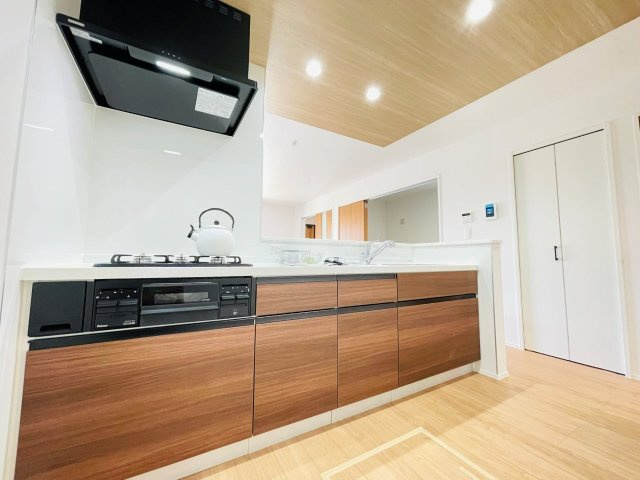 豊田市堤町　新築分譲住宅　全3棟　1号棟のキッチン|使い勝手の良いシステムキッチン。