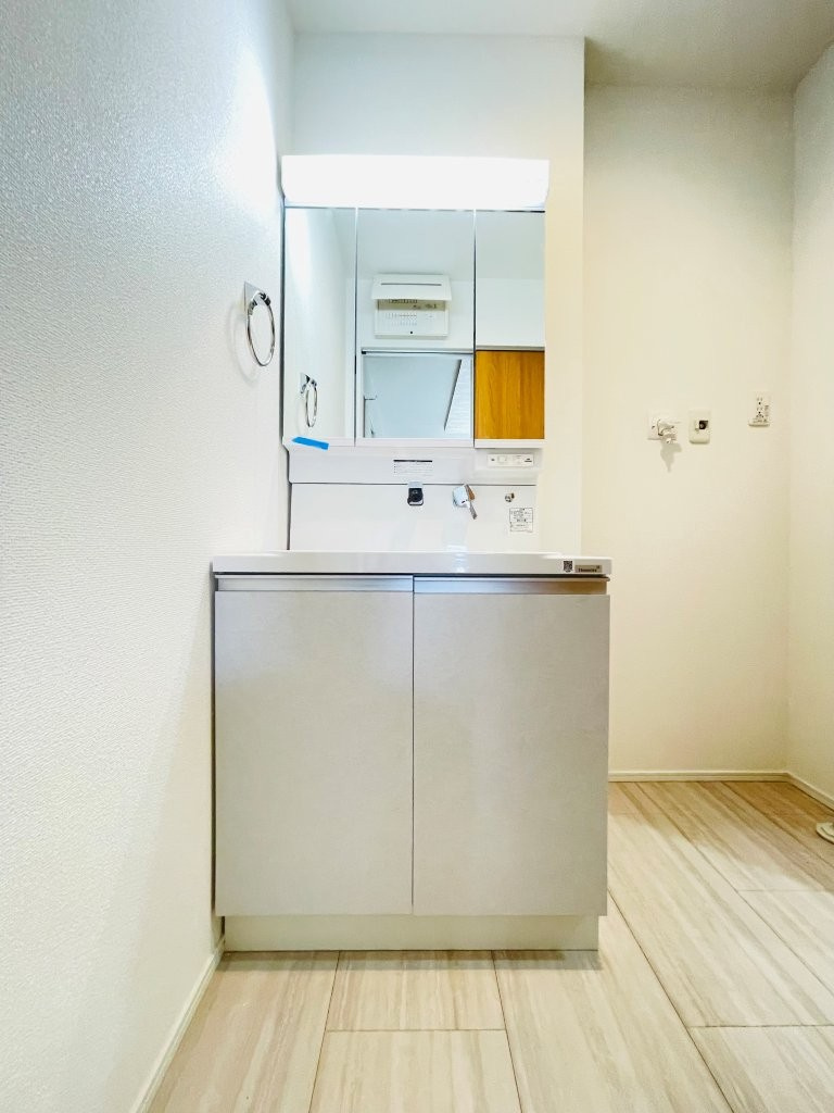 豊田市堤町　新築分譲住宅　全3棟　1号棟の独立洗面台|三面鏡仕様の洗面台！鏡の裏は収納になっています♪