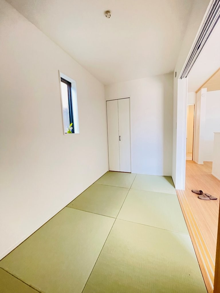 豊田市堤町　新築分譲住宅　全3棟　1号棟の和室|リビングに隣接した和室は、家事スペースやキッズスペースとしても活躍します！収納も完備。