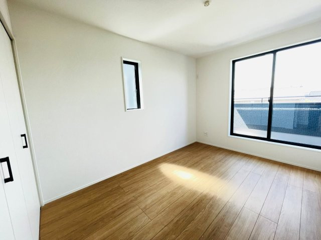 豊田市堤町　新築分譲住宅　全3棟　1号棟の洋室|大きな窓からたっぷりと陽光が注がれる明るい空間です。