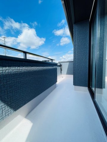 豊田市堤町　新築分譲住宅　全3棟　1号棟のバルコニー|日当たりの良いバルコニーには洗濯物がたくさん干せます♪