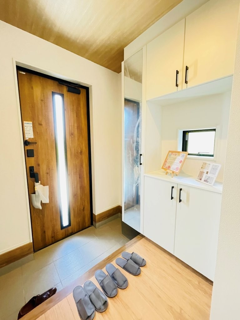 豊田市堤町　新築分譲住宅　全3棟　1号棟の玄関|大容量のシューズボックス付きで玄関が靴で散らかりません。