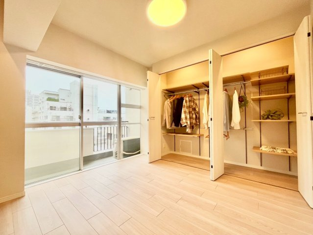 パレス三條の洋室|全居室収納付きですので、お部屋を有効的に使うことが出来ます！

現地ご見学希望・資料請求などお気軽にお問い合わせ下さい！
03-5990-5201