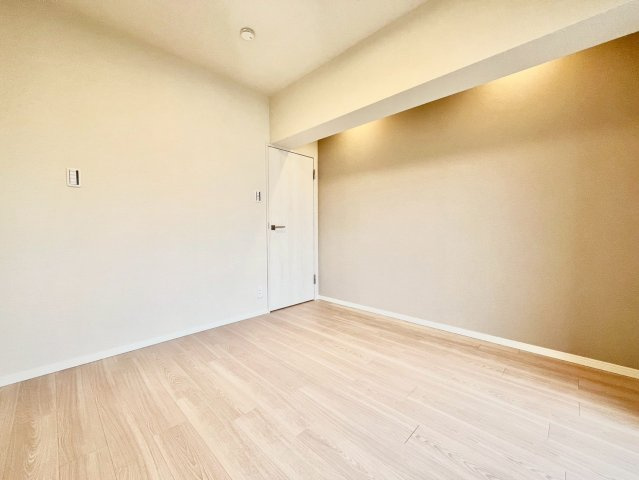 パレス三條の洋室|各部屋に窓を設置！明るい日差しが降り注ぐ心地よい室内は、日々の暮らしに安らぎを与えてくれます。

現地ご見学希望・資料請求などお気軽にお問い合わせ下さい！
03-5990-5201