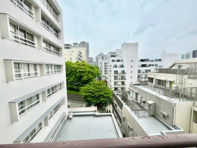 パレス三條の展望|大きな空に包まれて、太陽の光をたっぷりと浴びながら過ごす毎日は、自然と家族の笑顔で溢れます。

現地ご見学希望・資料請求などお気軽にお問い合わせ下さい！
03-5990-5201
