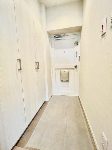 パレス三條の玄関|玄関横にはシューズボックスがついているため、片付いた玄関がキープできます！

現地ご見学希望・資料請求などお気軽にお問い合わせ下さい！
03-5990-5201