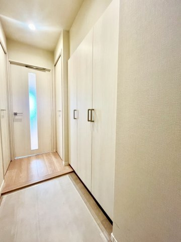 パレス三條の玄関|住む人や訪れる人を心地よく迎え入れてくれる玄関。

現地ご見学希望・資料請求などお気軽にお問い合わせ下さい！
03-5990-5201