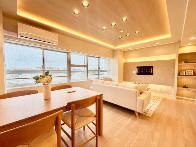 パレス三條の居間・リビング|大きな窓からたっぷりと注ぐ陽光を浴びながら、朝食やティータイムを楽しめます。

現地ご見学希望・資料請求などお気軽にお問い合わせ下さい！
03-5990-5201