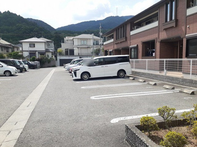 【駐車場】 | カノンⅢ | 駐車場があるので、車を買う予定の方も安心です