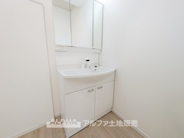 ~武蔵村山残堀3棟~ Newly built houseの独立洗面台|【Vanit】◆洗面台◆身支度がしやすい洗面台は、収納力にも配慮した設計。朝の準備から帰宅後まで、家族みんなが使いやすい空間です。