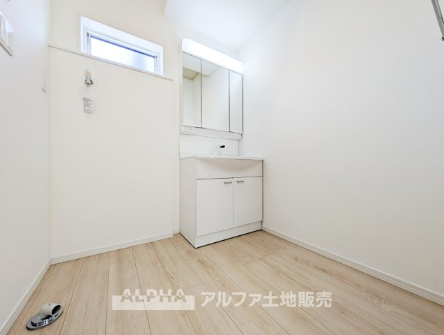 ~武蔵村山残堀3棟~ Newly built houseのランドリースペース|【Laundry space】
◆ランドリースペース◆広々した空間で雨の日でも十分に洗濯物を乾かすことが出来ます。バスルームには浴室換気乾燥機も付いているので重宝しますね。