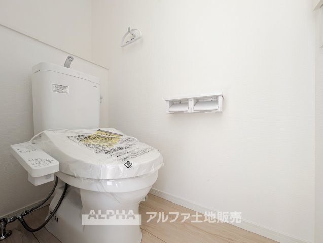 ~武蔵村山残堀3棟~ Newly built houseのトイレ|【Warm water flush toilet】
◆温水洗浄便座付きトイレ◆お掃除も楽々。快適に過ごすためには今や欠かせない設備の一つです。壁掛けリモコンで使いやすくいつでも清潔に保てます。