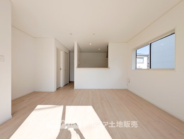 ~武蔵村山残堀3棟~ Newly built houseの居間・リビング|【cozy living】
◆休日は◆仕事から切り離された家族の為だけの場所でゆっくりくつろぎたい。趣味や、習い事で休日を過ごすも楽しいが、結局はここが安らげる。