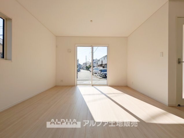 ~武蔵村山残堀3棟~ Newly built houseの居間・リビング|【A home found by chance】
◆偶然見つけた物件で◆思わぬ空間を手に入れたい。愛を育み、人と出会い、新たな命に恵まれる。そんな未来を創造してぬくもりのある住空間を君と共有したい。