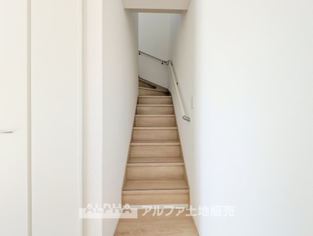 ~武蔵村山残堀3棟~ Newly built houseの居間・リビング|【Living in the stairs】
◆リビングイン階段◆家族みんなの笑い声が聞こえ温かみを感じる導線は、子様の成長を見守り我が子の成長した姿を見つめる。そんな優しい思いの詰まった間取りです。