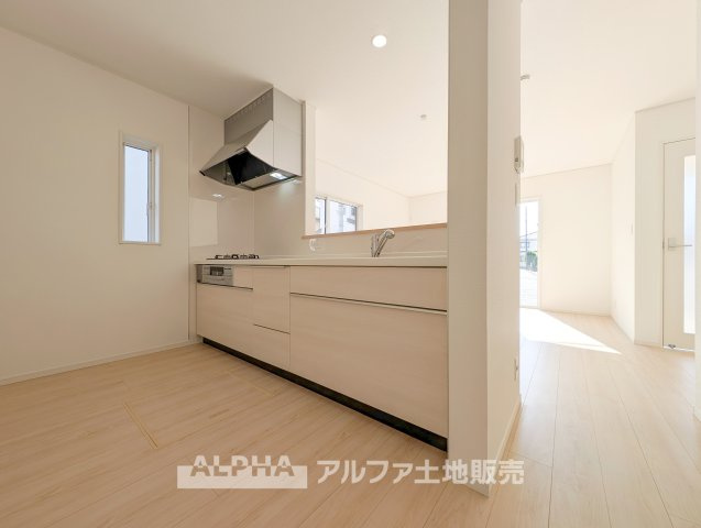 ~武蔵村山残堀3棟~ Newly built houseのキッチン|【gas stove】◆ガスコンロ◆使い勝手に配慮されたガスコンロを備えたキッチン。火力調整がしやすく、毎日の調理がスムーズに進み、家事の時間を心地よく支えてくれます