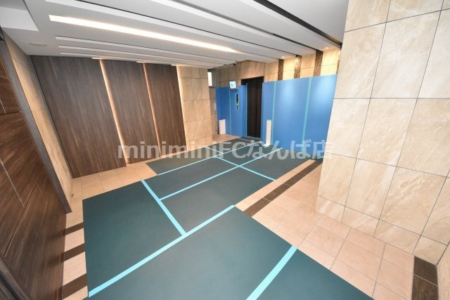 ラ・フォルム鎗屋町のエントランス
