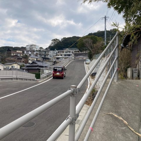 東山町古家付き土地の前面道路含む現地写真