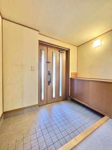 新琴似10条1丁目　一戸建ての玄関|北東側玄関　※バーチャル加工により一部家具等を削除しております。