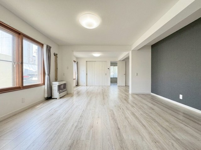 新琴似10条1丁目　一戸建ての居間・リビング|1階リビングダイニング　※バーチャル加工により一部家具等を削除しております。
