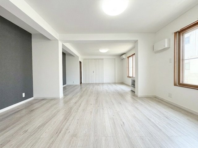 新琴似10条1丁目　一戸建ての居間・リビング|1階リビングダイニング　※バーチャル加工により一部家具等を削除しております。